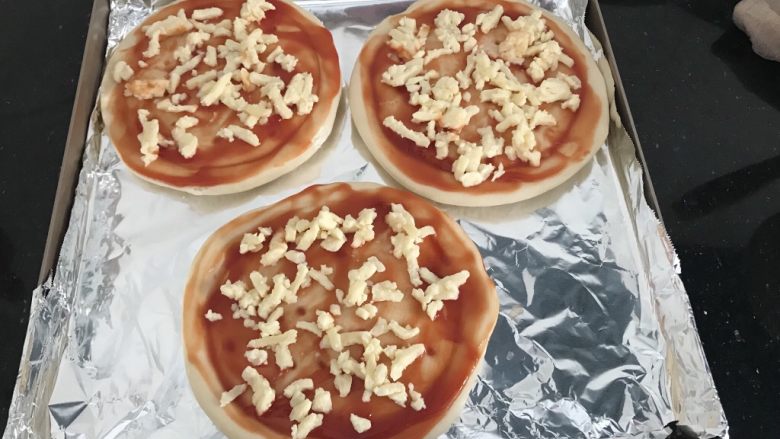 家庭迷你小Pizza(6寸),撒上一层<a style='color:red;display:inline-block;' href='/shicai/ 62189'>芝士碎</a>