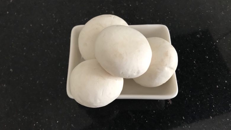 家庭迷你小Pizza(6寸),还有4个白蘑菇,忘一起拍了