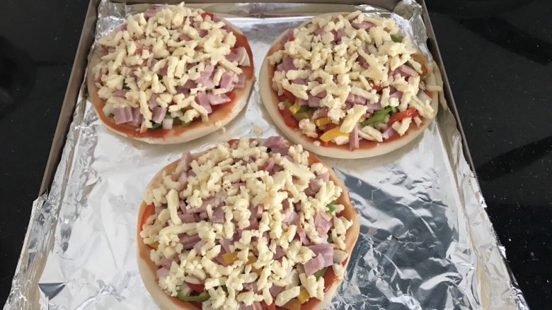 家庭迷你小Pizza(6寸),再撒一层芝士在表面,然后送入烤箱中下层,210度上下火烤18分钟即可