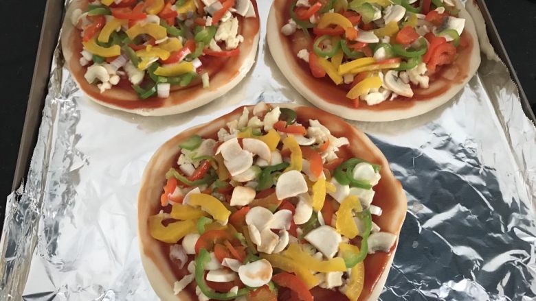 家庭迷你小Pizza(6寸),把蔬菜放上