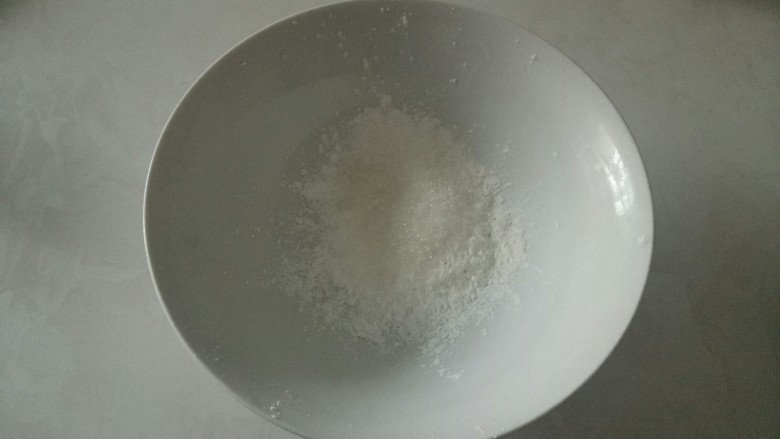 电饭锅蒸乳酪蛋糕,将低筋面粉、<a style='color:red;display:inline-block;' href='/shicai/ 512'>玉米淀粉</a>和18克白糖混合,用手动蛋抽搅拌均匀。