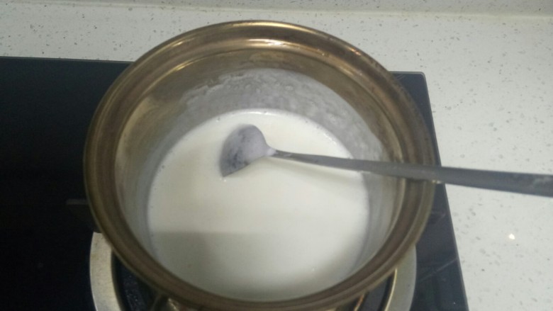 电饭锅蒸乳酪蛋糕,牛奶煮开,牛奶煮到微沸。