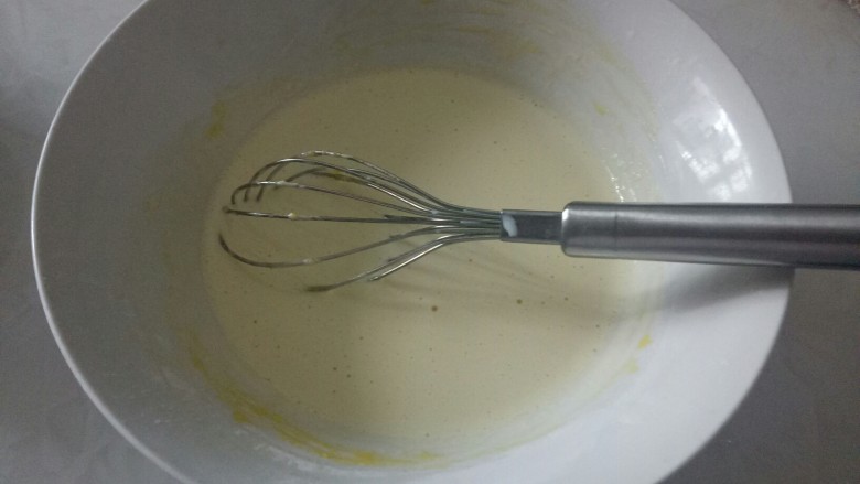 电饭锅蒸乳酪蛋糕,少量倒入,慢慢搅拌均匀。
