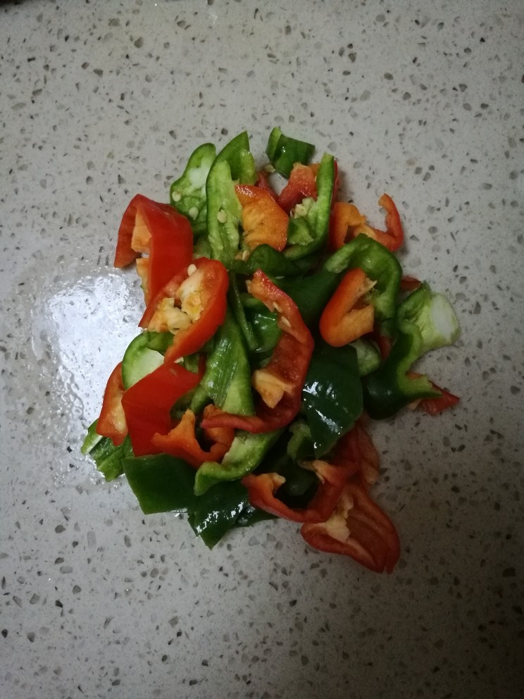 土豆牛肉鹌鹑蛋,将青红辣椒切成段片备用