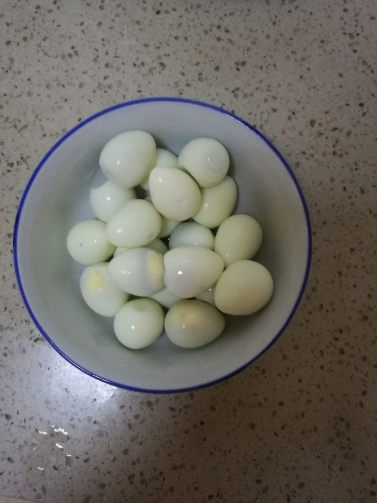 土豆牛肉鹌鹑蛋,<a style='color:red;display:inline-block;' href='/shicai/ 12'>鹌鹑蛋</a>煮熟备用