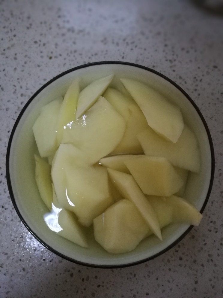 土豆牛肉鹌鹑蛋,<a style='color:red;display:inline-block;' href='/shicai/ 23'>土豆</a>用刀切成不规则的片用水泡着备用