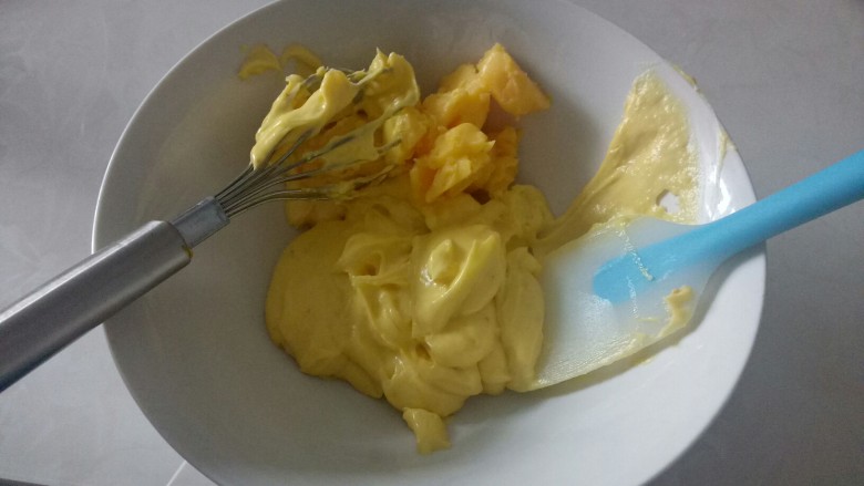 电饭锅蒸乳酪蛋糕,倒入原来的碗中,加入黄油搅拌均匀。