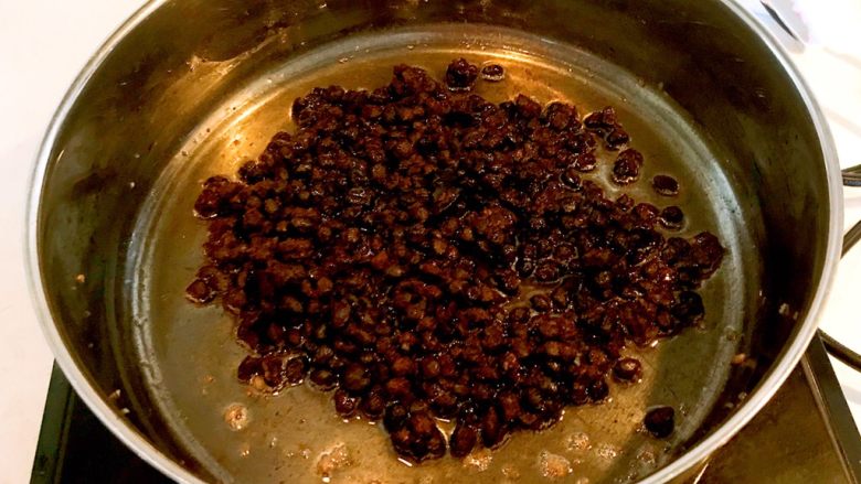 豆豉香辣酱,锅里加入2勺大豆色拉油,烧热后放入豆豉,煸炒2分钟