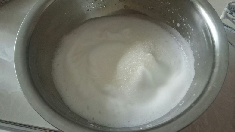 电饭锅蒸乳酪蛋糕,高速打发蛋白至泡泡很细,有光泽时,加入1/3白糖。