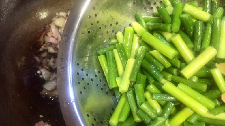 #年味#蒜苔炒腊肉,腊肉推在锅的一遍,再放入蒜苔