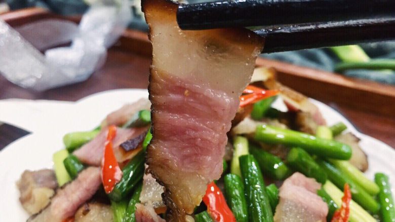 #年味#蒜苔炒腊肉,一来一块晶莹剔透的腊肉,糯香糯香的,美味