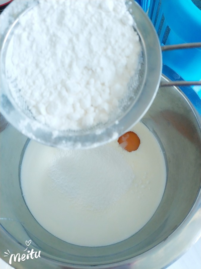 家庭快手蛋挞，早餐不发愁,筛入<a style='color:red;display:inline-block;' href='/shicai/ 548'>低筋面粉</a>。
