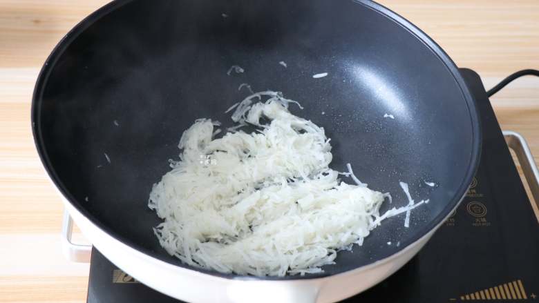三丝春卷,热锅冷油,倒入白萝卜丝炒熟;