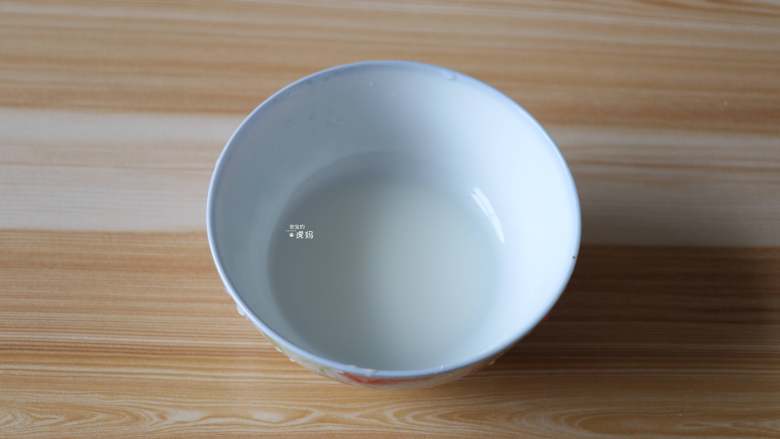 三丝春卷,准备好一些淀粉水;