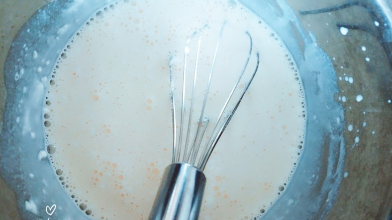 家庭快手蛋挞，早餐不发愁,搅拌均匀。