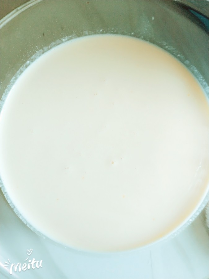 家庭快手蛋挞，早餐不发愁,过筛后的液体震出气泡。