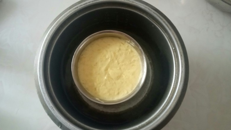 电饭锅蒸乳酪蛋糕,倒入电饭锅内胆中,加入沫过1/3的水。