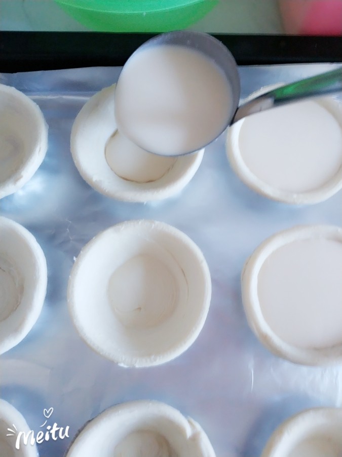 家庭快手蛋挞，早餐不发愁,分加入蛋挞皮中。