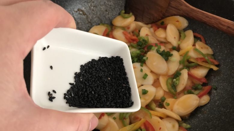 韩式炒年糕,加入少许熟芝麻(炒香的)翻炒均匀后出锅,没有则免