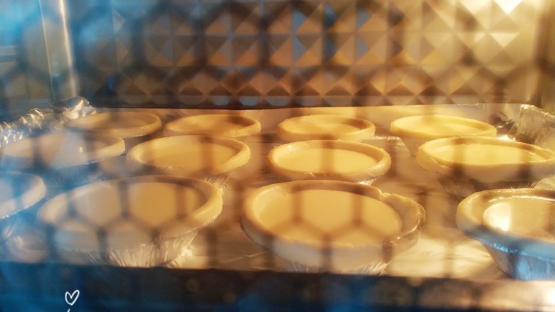 家庭快手蛋挞，早餐不发愁,放入预热好的烤箱，上火180度，下火200度，烤20-25分钟。