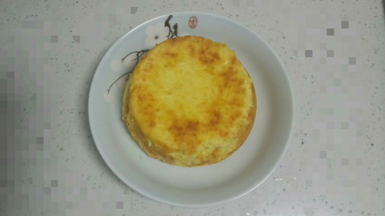 电饭锅蒸乳酪蛋糕,晾凉倒扣在盘中。