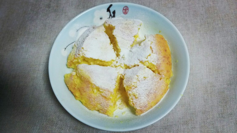 电饭锅蒸乳酪蛋糕,冰箱冷藏4小时,切块撒上糖粉。