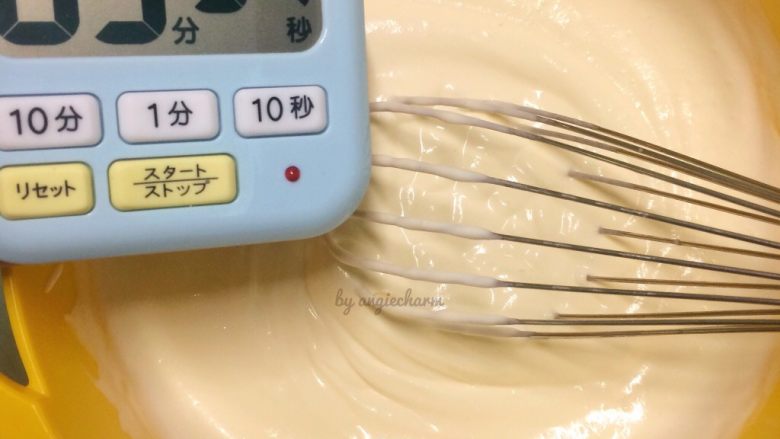 黄桃椰香酸奶慕斯杯,用蛋抽打发至七分,有纹路表面光滑反光,有流动性的状态。我用了5分多钟。70g糖做出成品是不会太甜的清爽口感,一边打发一边尝尝甜味,甜牙齿的小仙女们可以再加糖,找到适合自己的糖量。