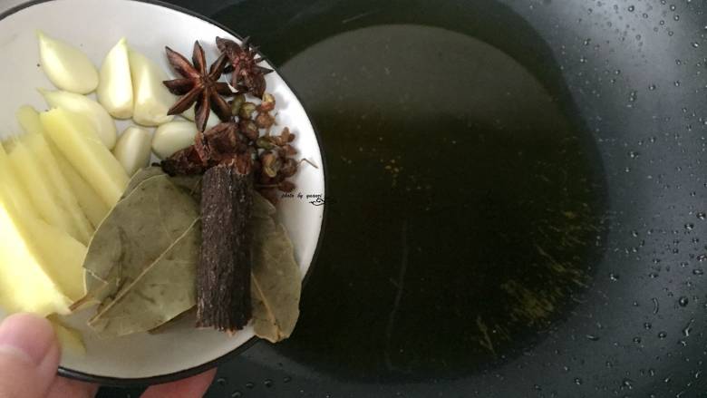 香菇炖筋头巴脑,锅中倒入油,入调味料,煸香