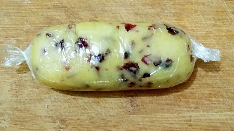 蔓越莓饼干(无黄油平底锅版),用保鲜膜把面团包起来,整形成一个长方体或圆柱体均可,并放入冰箱冷冻1小时左右。