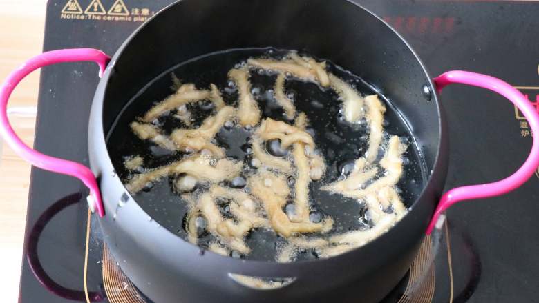 三丝春卷,腌制好的鸡丝放入热油锅里稍微炸一下,变色即可;