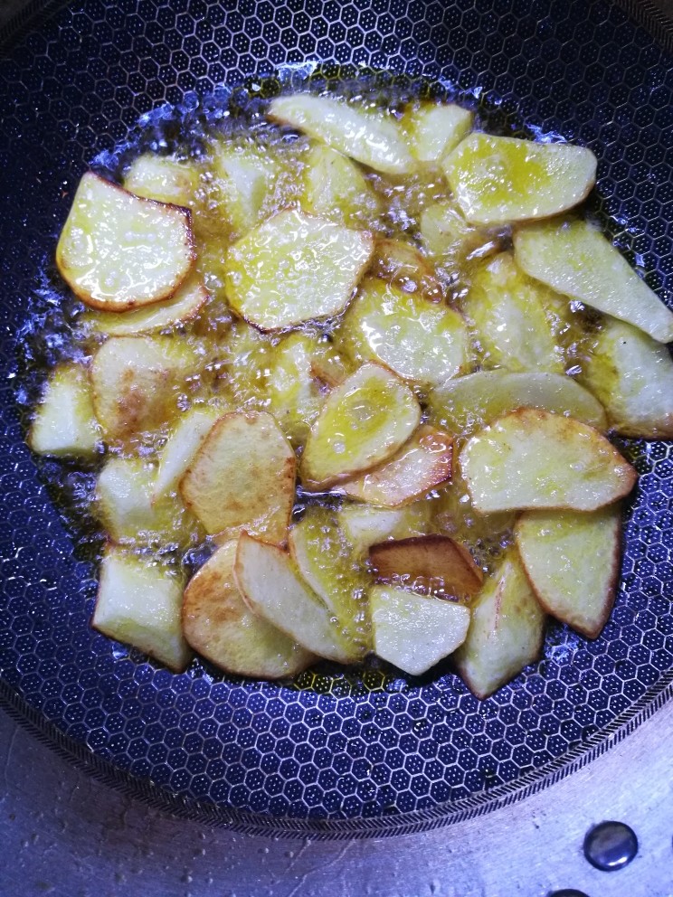 土豆牛肉鹌鹑蛋,将土豆下锅炸成金黄色