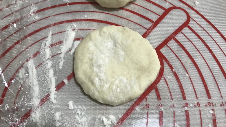 堡尔美克鸡蛋披萨杯,8、取一个面团,按扁,擀面杖擀成圆形,不用擀的太大太薄。比模具稍微大一些。可以先做6个,其余6个用另外一个模具,或者直接擀成一个大披萨饼底,也可以材料减半,做一个模具的量!
