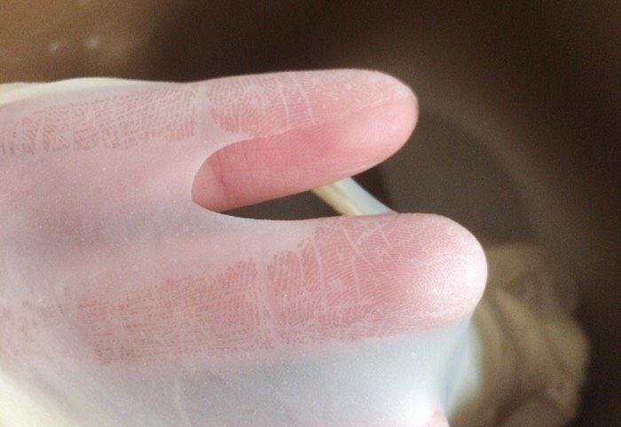 堡尔美克鸡蛋披萨杯,4、将面团揉成光滑面团,在面包机中发酵。因为面包机揉面会产热,夏季室温25度以上,发酵提前,容易发酵过度,所以需要放入冰箱冷藏发酵。冬季室温较低,正好利用面包机机器热量,促成发酵。不着急的话,室温即可。也可以用发酵箱。温度28度,烤箱发酵在底层放一盘温<a style='color:red;display:inline-block;' href='/shicai/ 156925'>水</a>增加湿度。