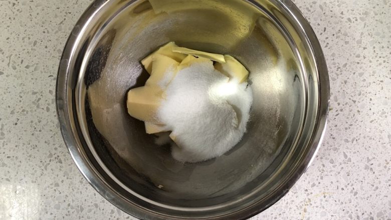 蔓越莓曲奇(原味&可可&抹茶),糖粉一次性加入到软化好的黄油中。