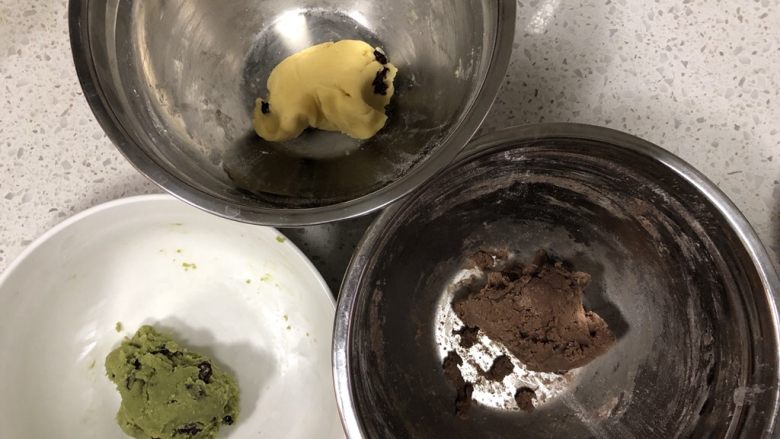 蔓越莓曲奇(原味&可可&抹茶),用刮刀分别将三份面粉和黄油混合均匀,可以带上一次性手套抓捏均匀至无干面粉状态即可。