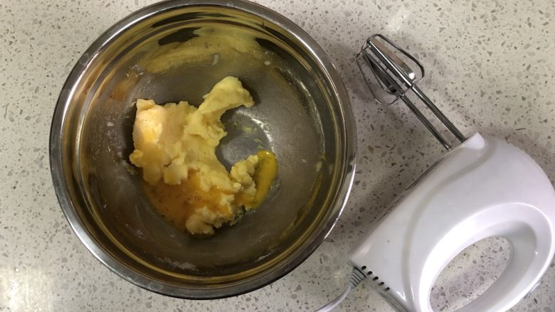 蔓越莓曲奇(原味&可可&抹茶),分两次加入蛋液,用电动打蛋器稍微打发到蛋液和黄油融合即可。