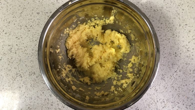 蔓越莓曲奇(原味&可可&抹茶),这是打发好的蛋液黄油,均匀即可,不要过度打发。
