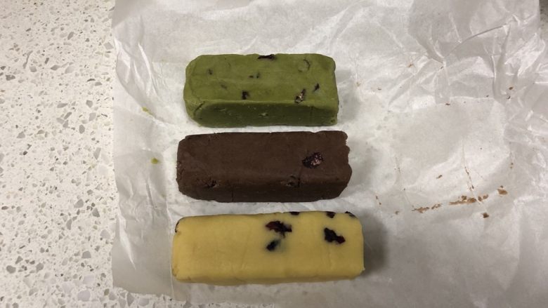 蔓越莓曲奇(原味&可可&抹茶),三份面团都整理好成长方体,放进冰箱冷冻1小时。