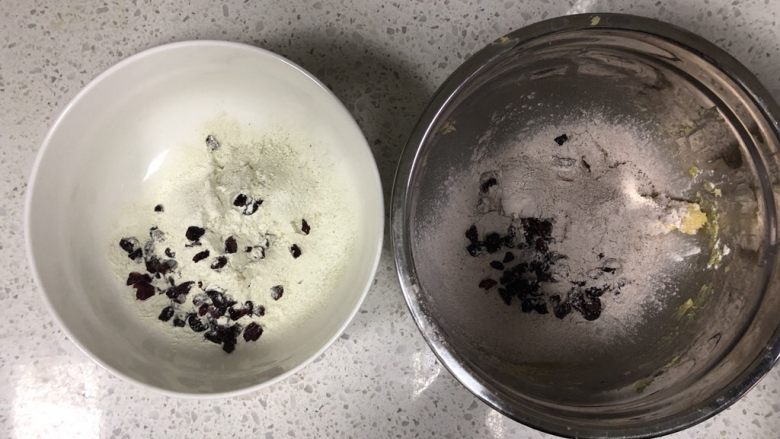 蔓越莓曲奇(原味&可可&抹茶),将蔓越莓切碎,分成三份倒入三份面粉中。