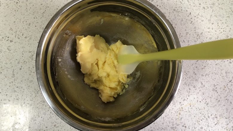 蔓越莓曲奇(原味&可可&抹茶),用刮刀翻拌按压,使得糖粉完全被黄油吸收。