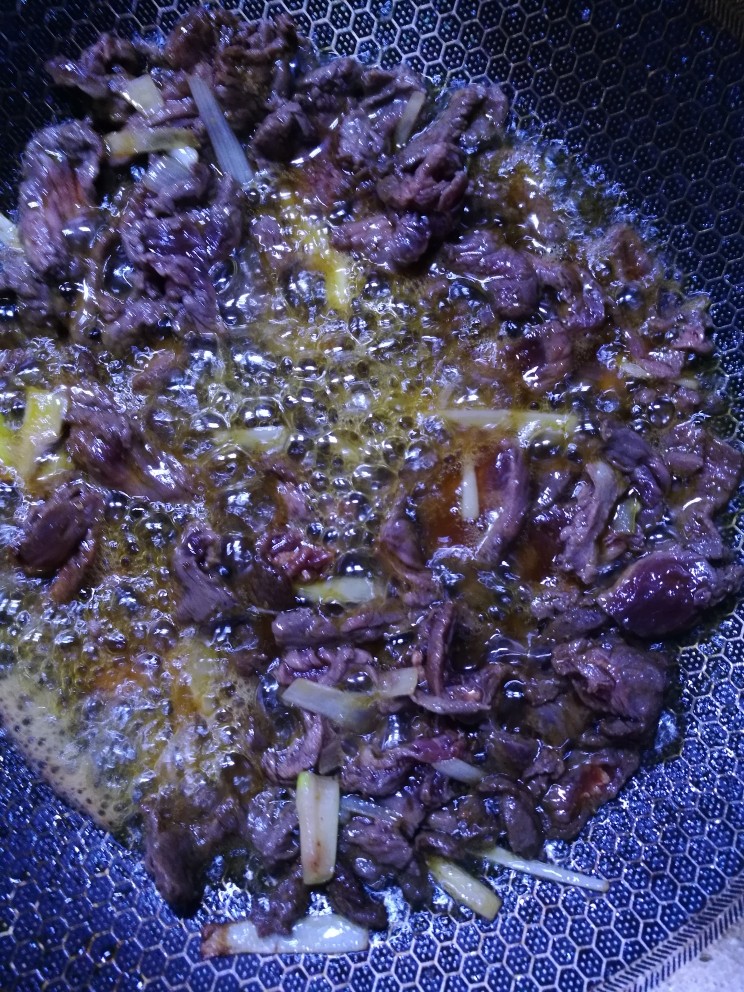 土豆牛肉鹌鹑蛋,将盐渍好的牛肉放油锅中炒熟炒嫩点