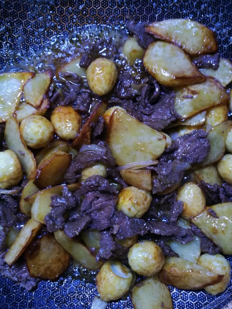 土豆牛肉鹌鹑蛋,将备好的土豆和鹌鹑蛋一起入锅