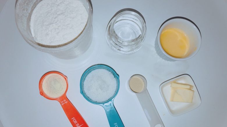 椰蓉奶棒面包,准备好面团材料