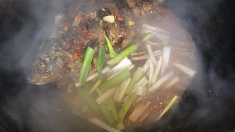 葱烧鲫鱼,代汤烧到差不多了,开锅时加入大葱炒熟