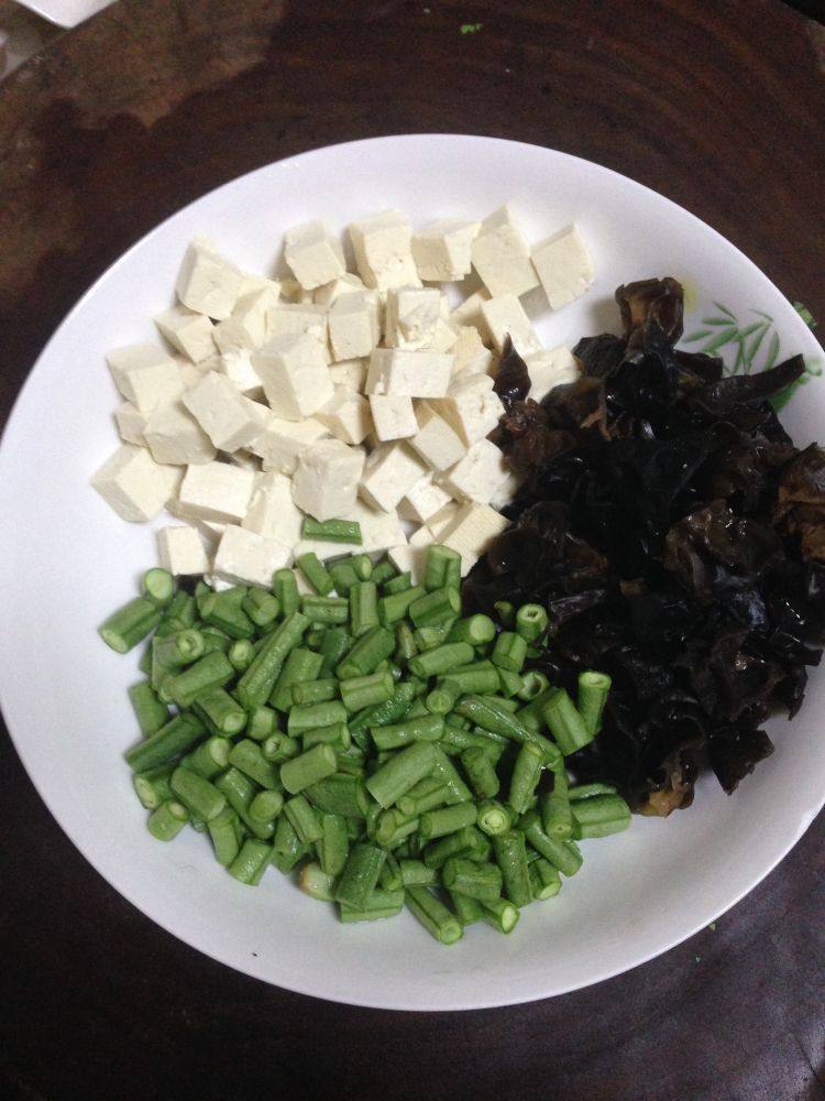 面食――什锦旗花面,<a style='color:red;display:inline-block;' href='/shicai/ 465'>豆腐</a>切丁，泡发的木耳洗净切小块，<a style='color:red;display:inline-block;' href='/shicai/ 5628'>豇豆角</a>切丁