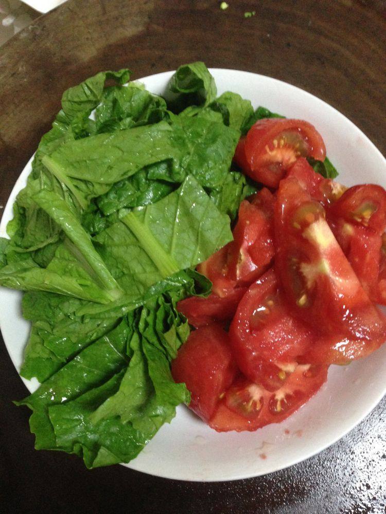 面食――什锦旗花面,小白菜叶子切大块。<a style='color:red;display:inline-block;' href='/shicai/ 3551'>西红柿</a>去皮切大块