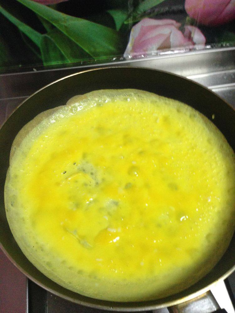 面食――什锦旗花面,不沾锅烧热,倒入蛋液摊成蛋饼