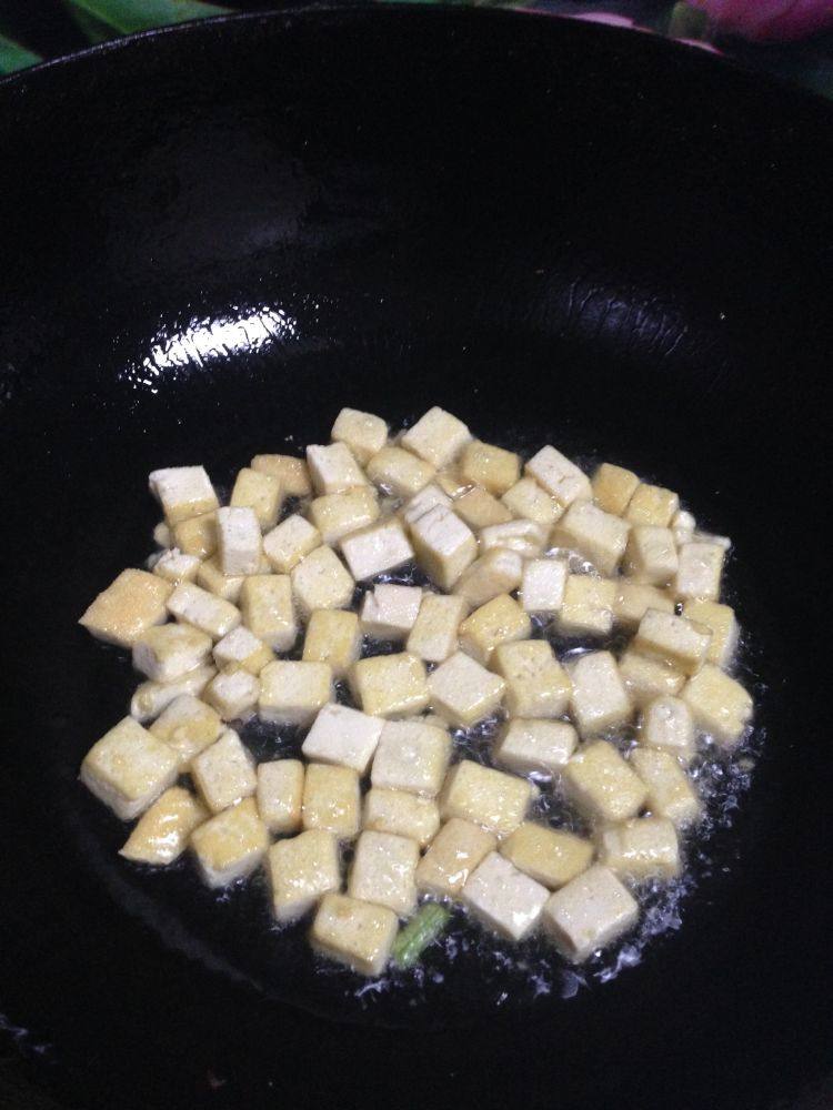 面食――什锦旗花面,炒锅油烧热放入豆腐丁,煎至两面微黄