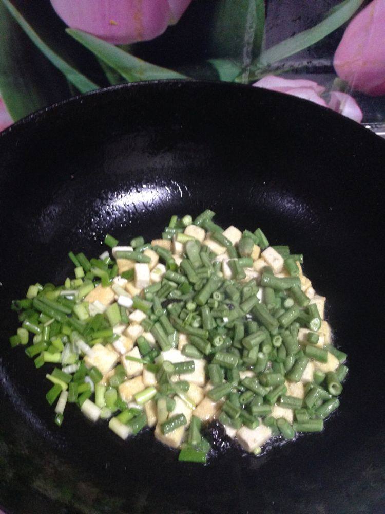 面食――什锦旗花面,下入香葱、豇豆角丁翻炒1分钟(香葱要留一些最后提味用)