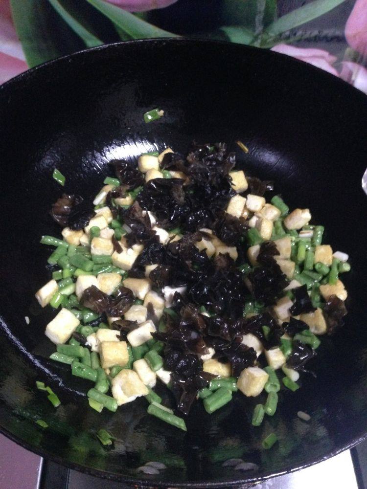 面食――什锦旗花面,再下入木耳同炒